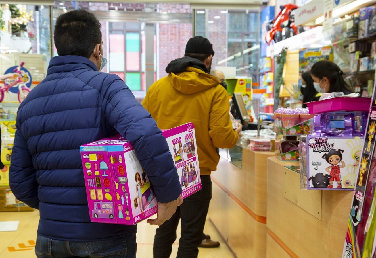 Fotos: Los vallisoletanos apuran las últimas horas para las compras de Nochebuena