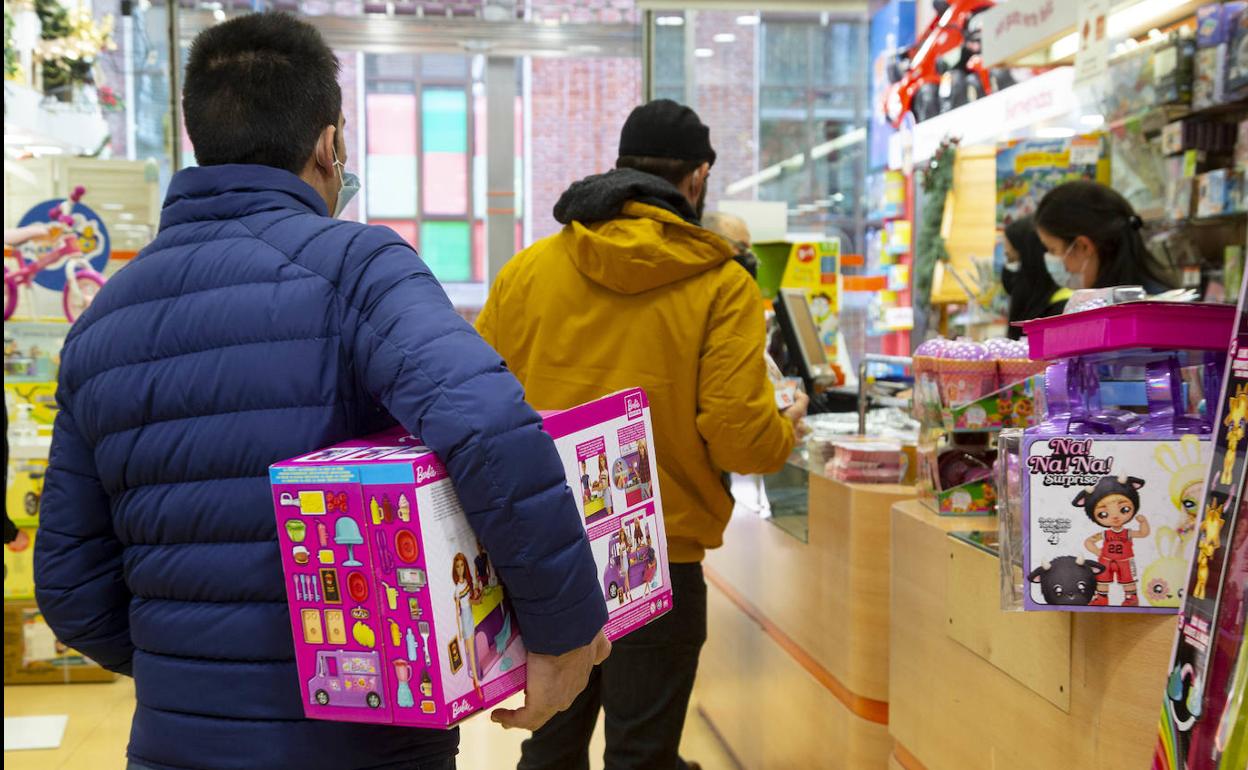 Dos personas realizan las últimas compras durante la mañana de Nochebuena. 