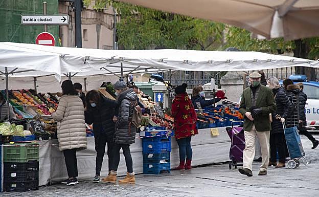 Uno de los puestos de fruta y verduras del mercado al aire libre de este jueves en la Plaza Mayor de Segovia. 