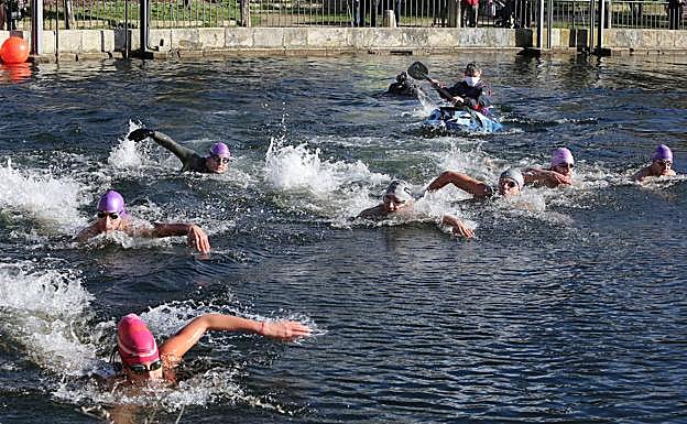 Imagen principal - 25 personas celebran el día de Navidad con un chapuzón en las aguas del Canal de Castilla a su paso por Palencia
