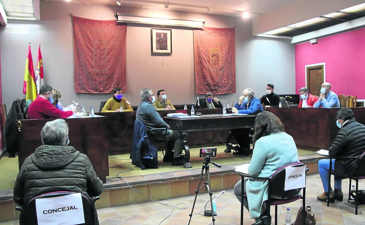 Celebración presencial del pleno ordinario del Ayuntamiento de Cuéllar del mes de noviembre, ahora impugnado. 