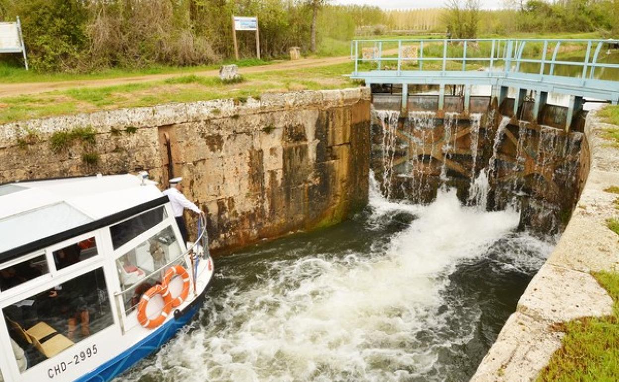Viaje inaugural del barco Marqués de la Ensenada hasta la novena esclusa. 