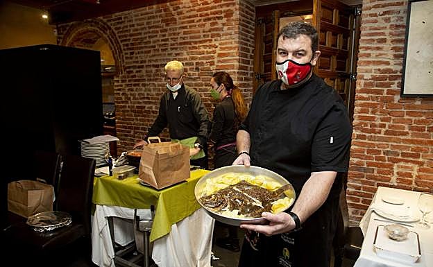 Patxi Irisarri muestra un rodaballo para dos con patata panadera.