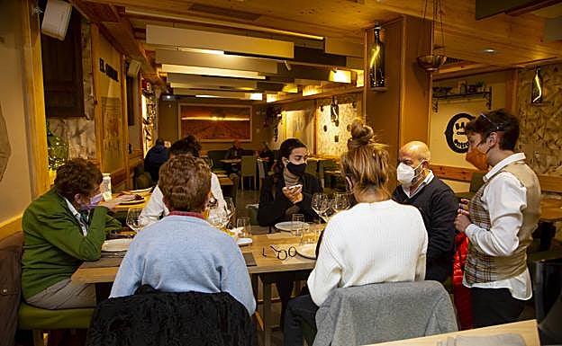 Alicia Castrodeza toma la comanda a unos clientes en Villa Paramesa.