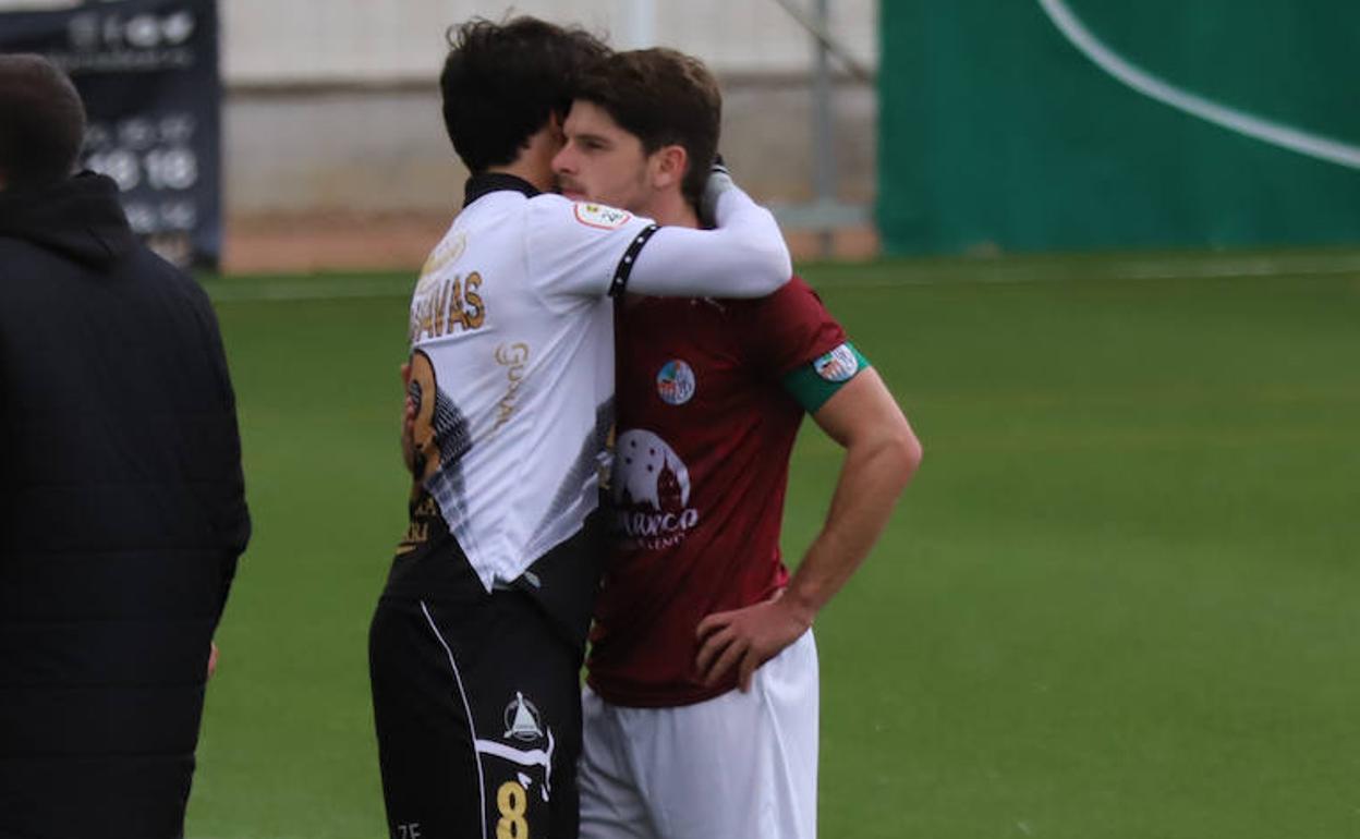 Javi Navas abraza a Amaro tras la victoria de Unionistas en el último derbi ante el Salamanca UDS. 