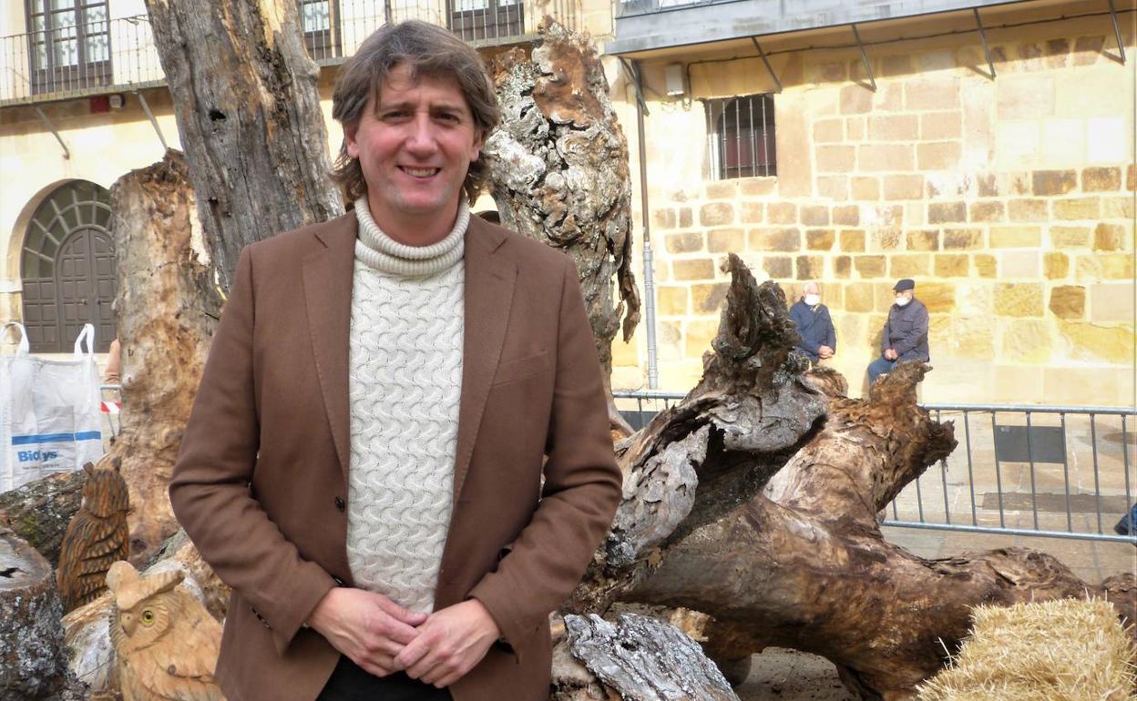 El alcalde de Soria, Carlos Martínez, posa en la Plaza Mayor de la localidad. 