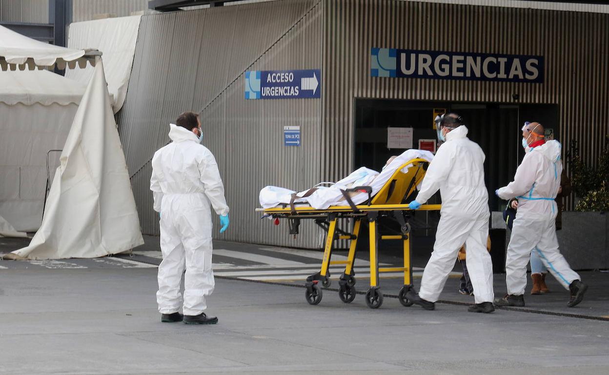 Personal sanitario lleva a un paciente al Clínico de Valladolid