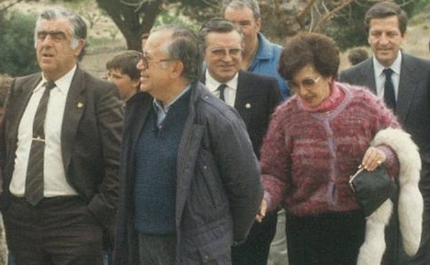 Daniel de Fernando (izquierda) y Adolfo Suárez (derecha), en una visita de este a Cebreros a finales de los 80 del pasado siglo.