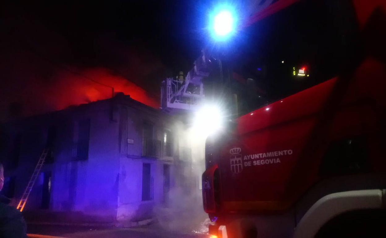 Resplandor de las llamas que asolaban una de las viviendas afectadas por el incendio de esta madrugada en Aldea Real. 