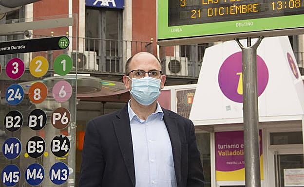 El concejal de Movilidad y Espacio Urbano de Valladolid, Luis Vélez, en la parada de autobús de la plaza de Fuente Dorada.