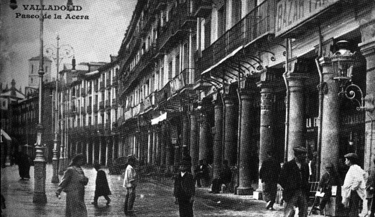 Foto antigua de lo soportales de la Plaza Mayor, con el teatro a la derecha.