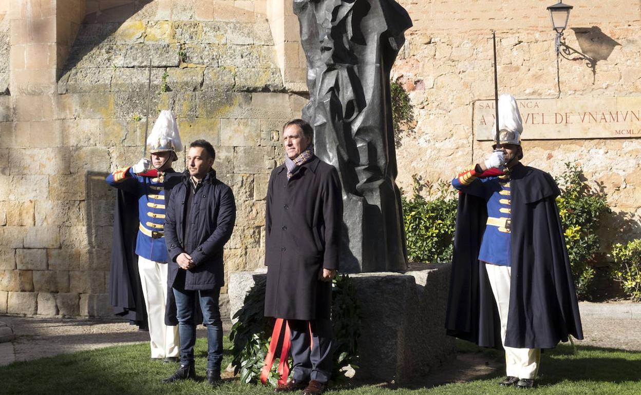Amenábar y el alcalde, en la ofrenda del pasado año.