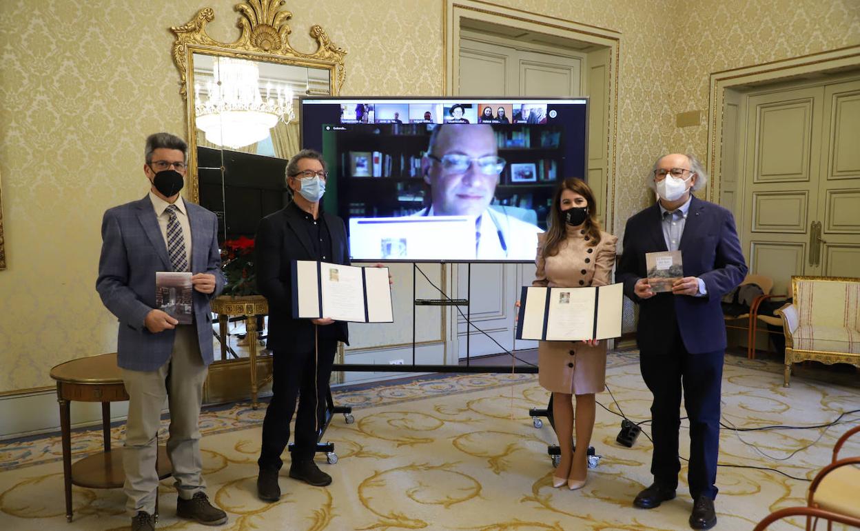 Foto de familia de los participantes den la entrega, con Crisanto Pérez en la pantalla ya que reside en Perú y se conectó con el acto telemáticamente.
