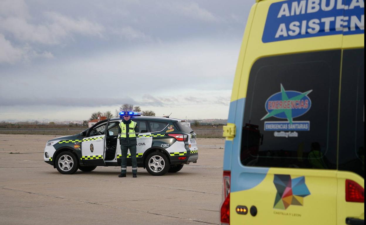 Ambulancia y coche de Guardia Civil de Tráfico.