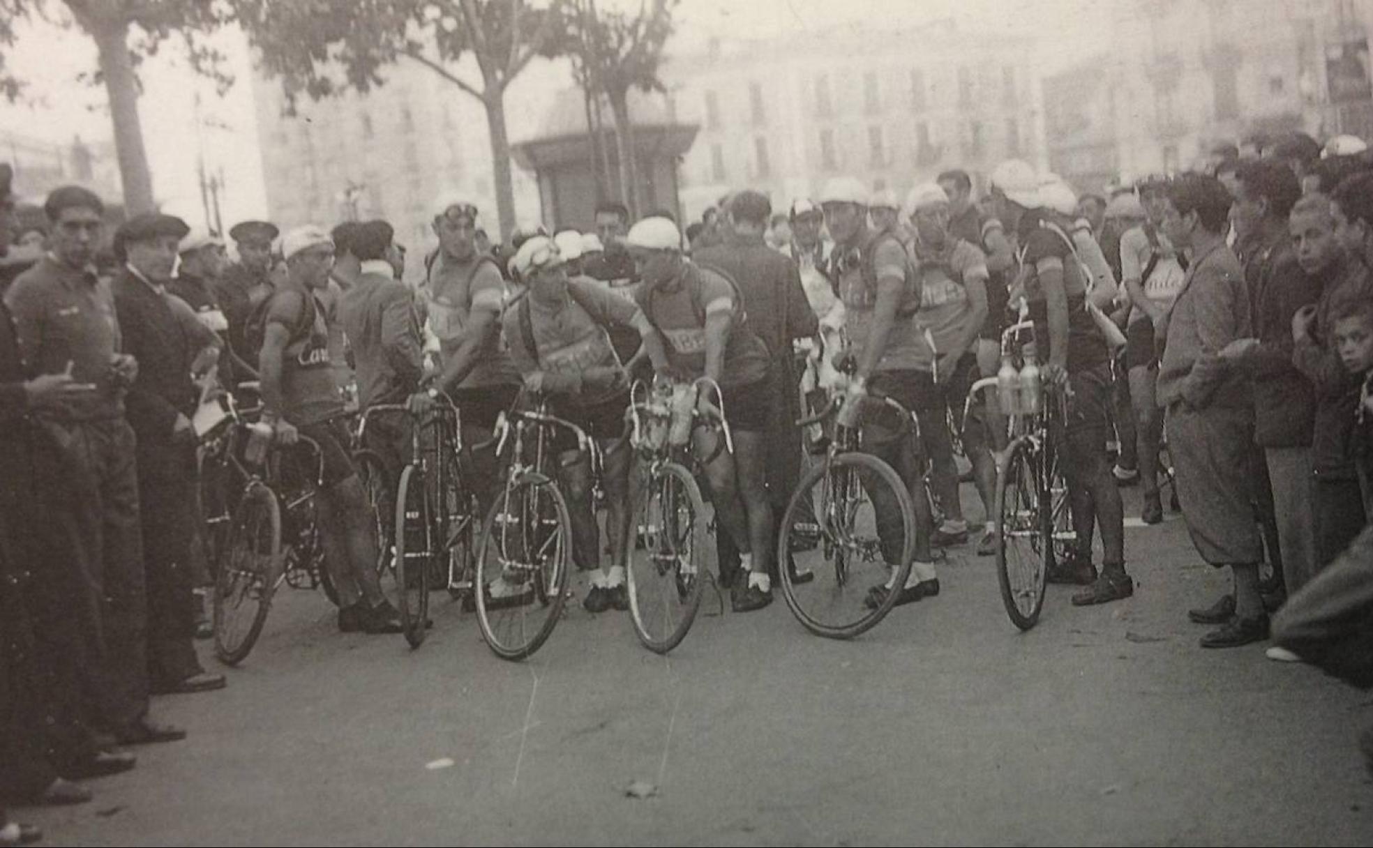 Los ciclistas se disponen a iniciar la segunda etapa de la Vuelta Ciclista a España desde la vallisoletana Acera de Recoletos.