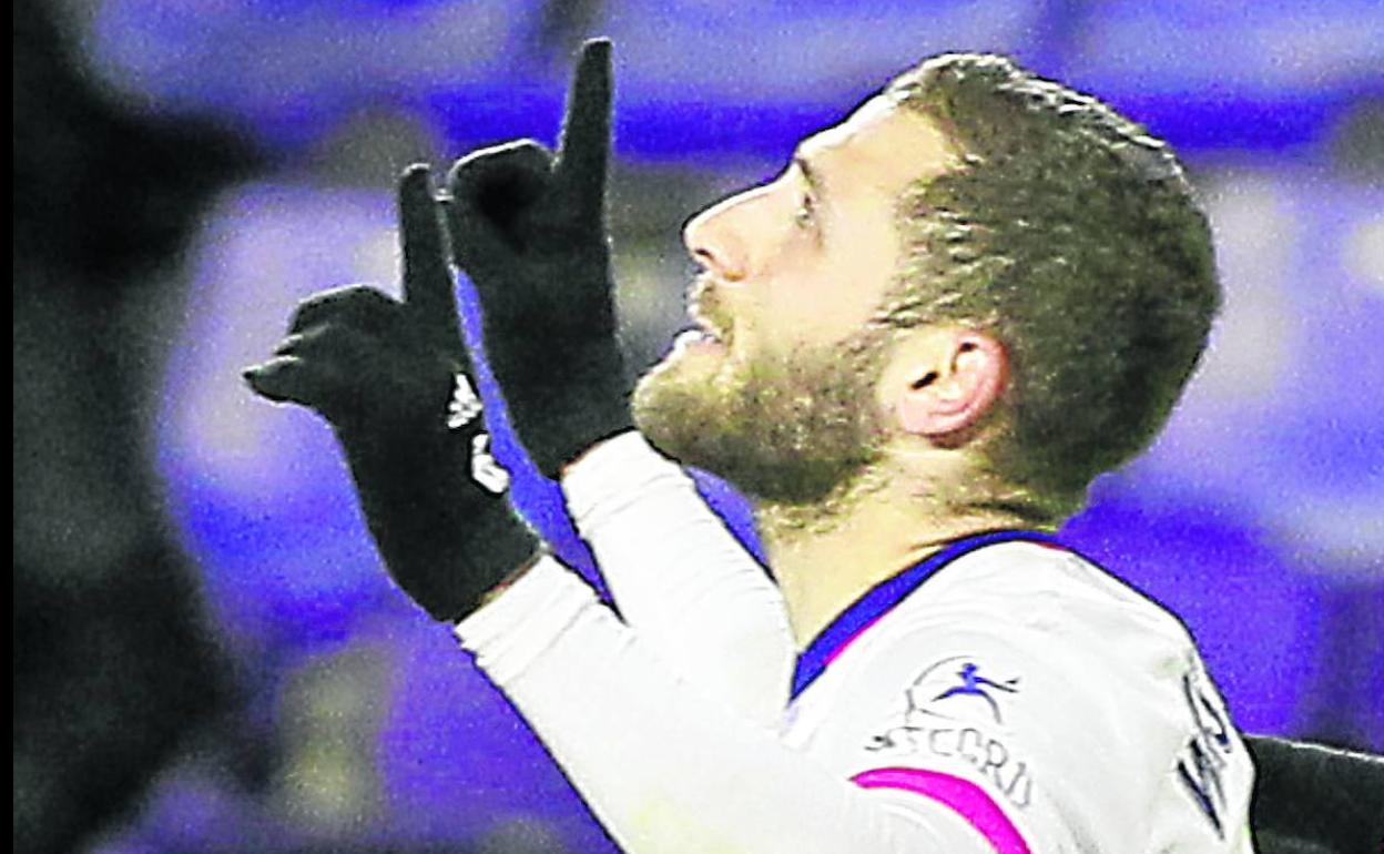 El delantero israelí Shon Weissman celebra uno de sus goles ante Osasuna. 