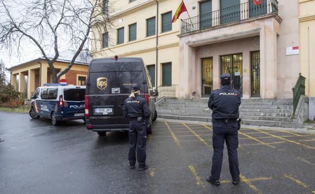 La Policía Nacional custofia y supervisa el depósito de las vacunas en el Servicio Territorial de Sanidad de Segovia. 