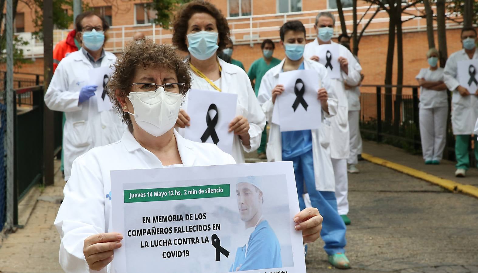 Varios sanitarios fallecieron luchando contra la enfermedad. Sus compañeros lo recordaron en una concentración en las puertas del Hospital Clínico. 