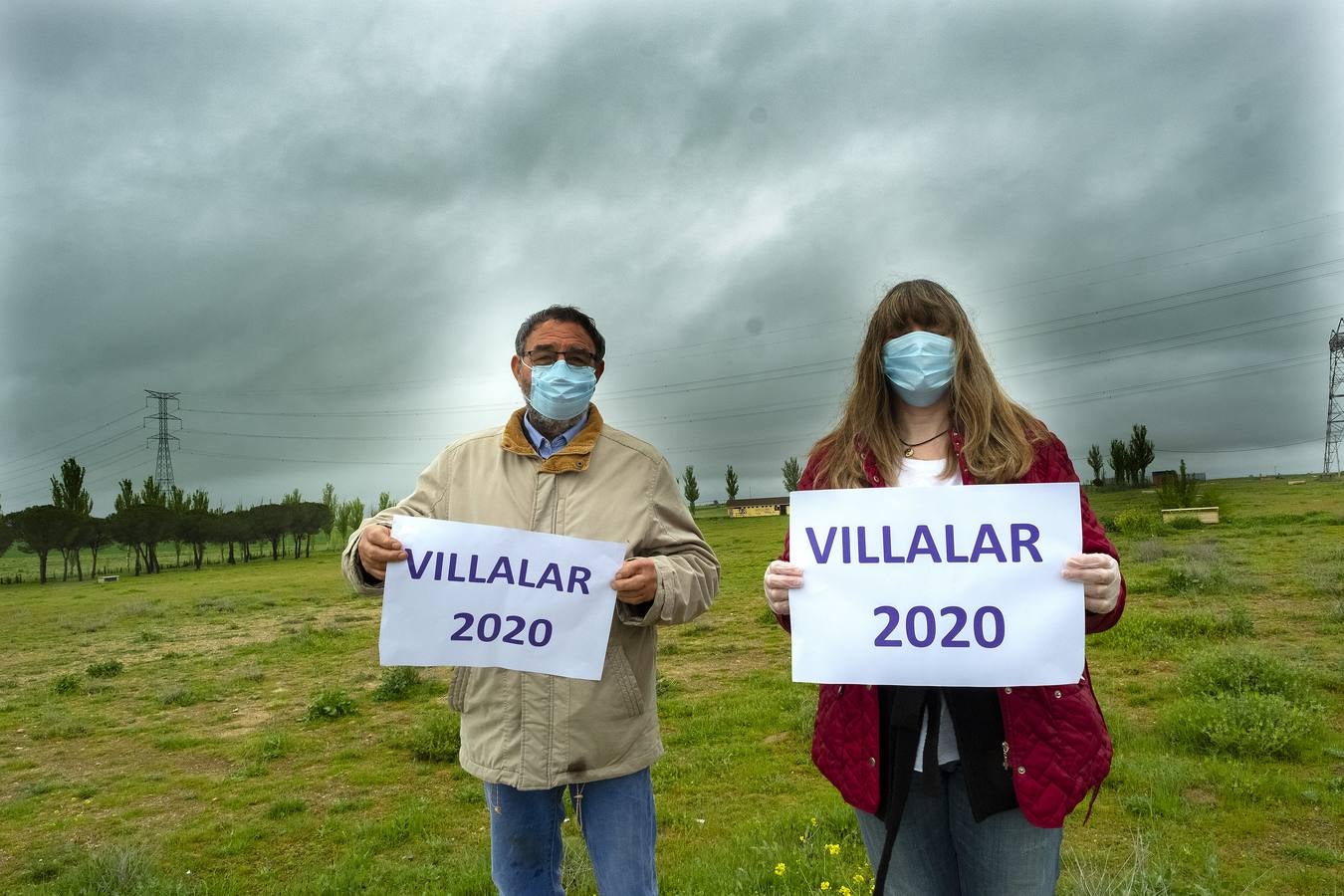 Un Villalar sin gente. El 23 de abril de 2020 Villalar de Los Comuneros no pudo celebrar la Fiesta de los castellanos y Leones. En la Imagen, el alcalde y una concejala posan con un cartel en un día histórico para los ciudadanos. 