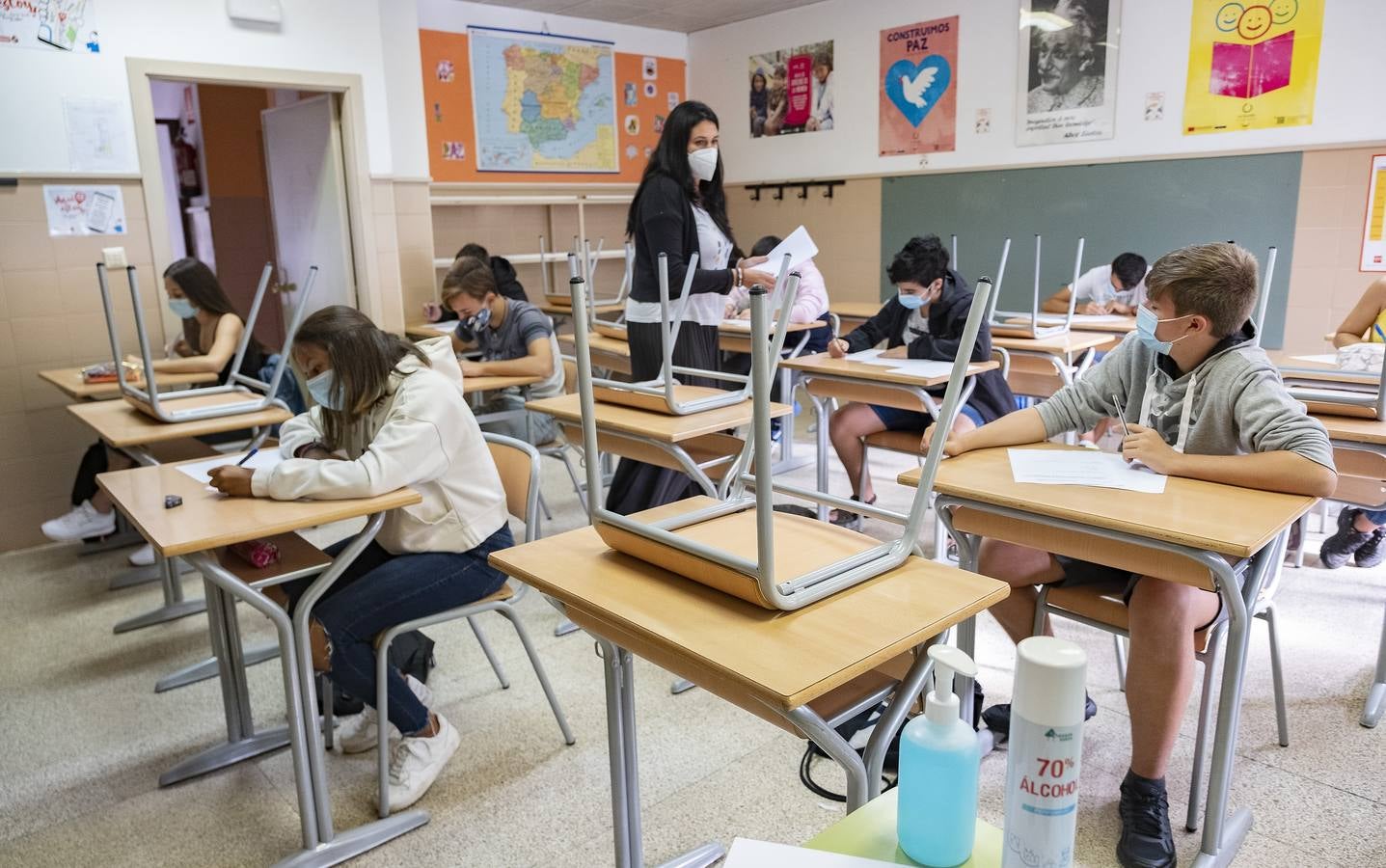 Después de varios meses los alumnos volvieron a clase par los exámenes de setiembre. En la imagen los alumnos del colegio Huelgas realizan un examen de setiembre.