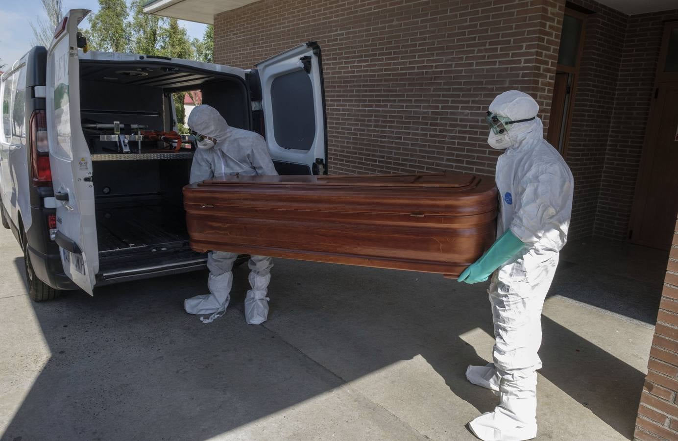 Las funerarias siempre en primera línea. Los empleados duplicaron sus jornadas de trabajo durante meses para atender las consecuencias de la Pandemia. En la imagen, empleados de Nevasa durante trasladan un fallecido antes de ser incinerado.