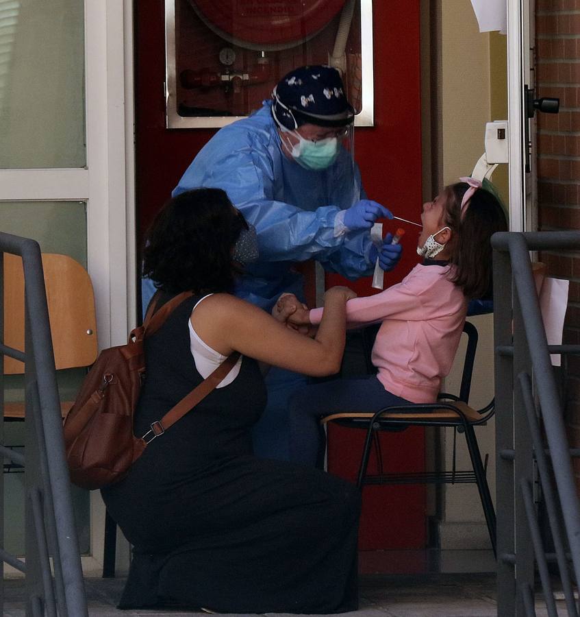 Muchos PCR. Descubrir a los asintomáticos era una prioridad. Los test se incrementaron y los ciudadanos soportaron largas colas. En la fotografía un sanitario realiza el test a las puertas del centro de salud.