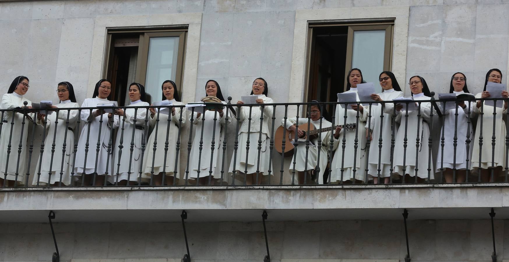 Las 8 de la tarde se convirtió en la hora de los aplausos a los sanitarios. También de canciones a la esperanza. Las monjas de la Residencia Santo Domingo no faltaron nunca a la cita durante el confinamiento.