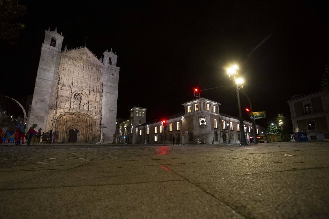 Toque de queda. Las calles de Valladolid vacías un sábado por la noche. En la imagen la Plaza de San Pablo minutos después del toque de queda de las 10 de la noche.