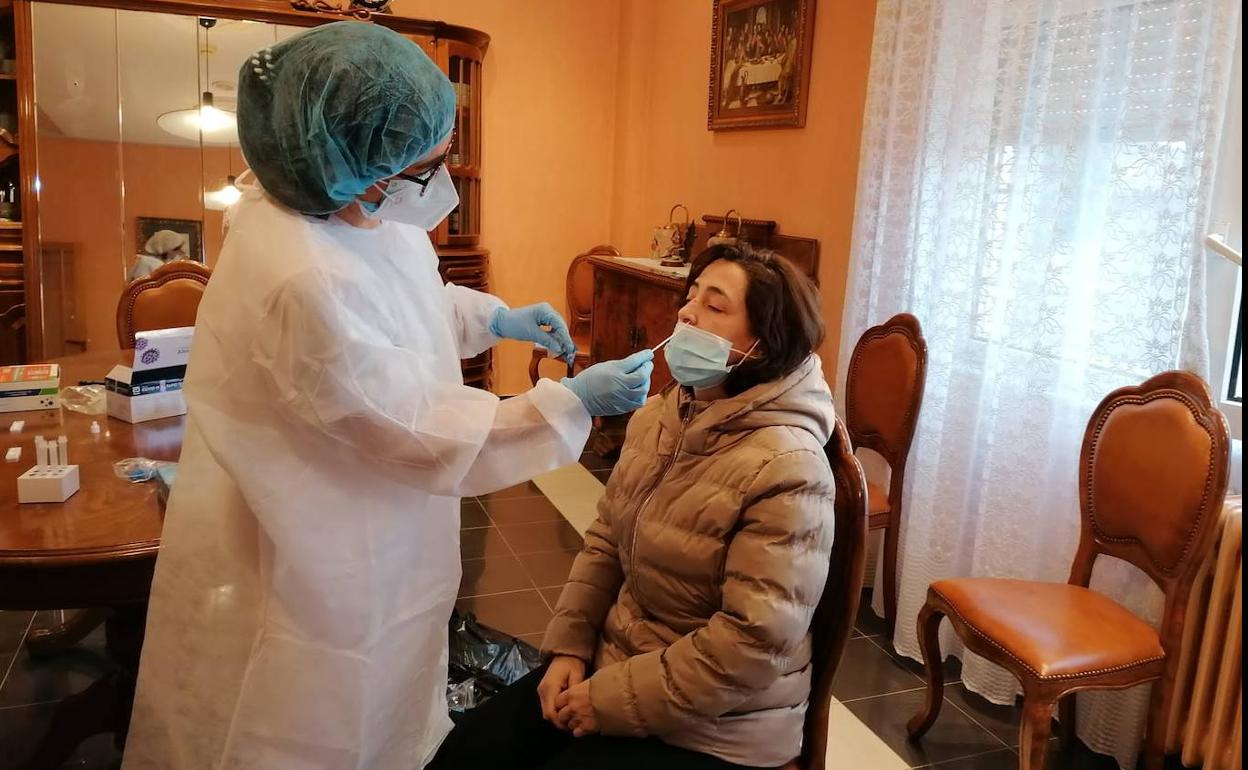 Uno de los test realizados hoy a los profesionales de la residencia de Cevico de la Torre. 