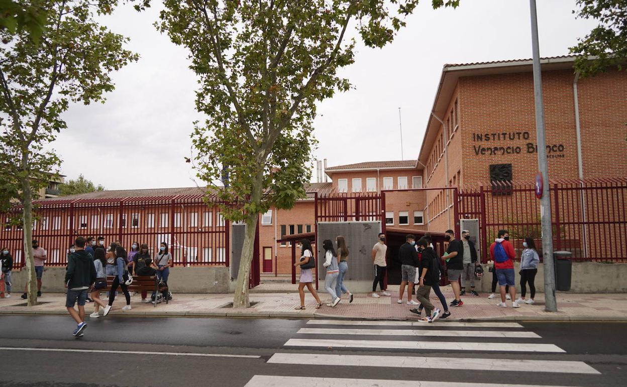 Estudiantes a las puertas del instituto Venancio Blanco. 