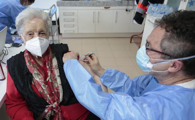 Azucena, la primera vacunada en León: «Me siento estupendamente bien, estoy muy contenta»