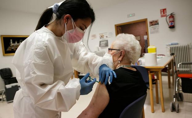 Felicitas Jiménez, la primera soriana en recibir la vacuna, devolverá con «besos y abrazos» todo el amor que ha recibido