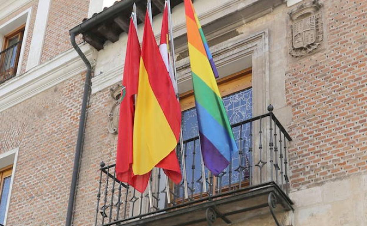 Bandera arcoiris en el balcón de la Diputación de Valladolid con motivo del Dia del Orgullo Gay.