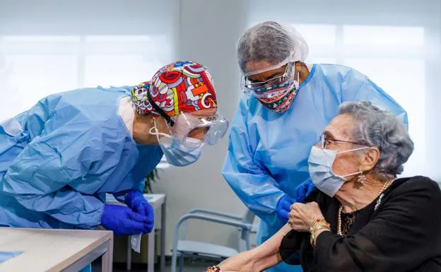 Ana Fernández, anciana que vive en la Residencia Mixta, primera persona vacunada en Segovia contra la covid-19. .