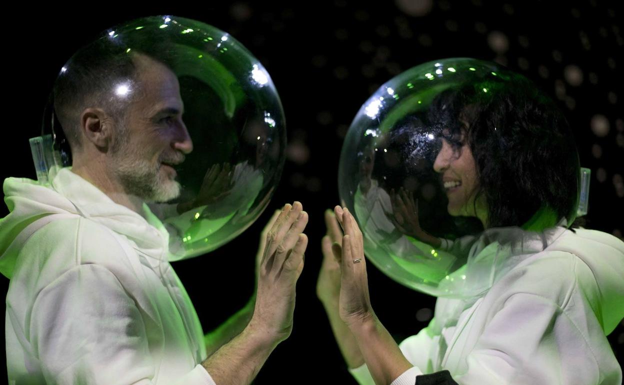 La actriz salmantina Guadalupe Lancho y el actor Alfonso Menguchía, presentadores de la gala 