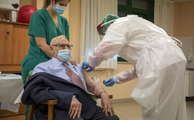 Paco Martínez Gamonal, de 91 años, primer residente de Salamanca en recibir la vacuna contra la covid