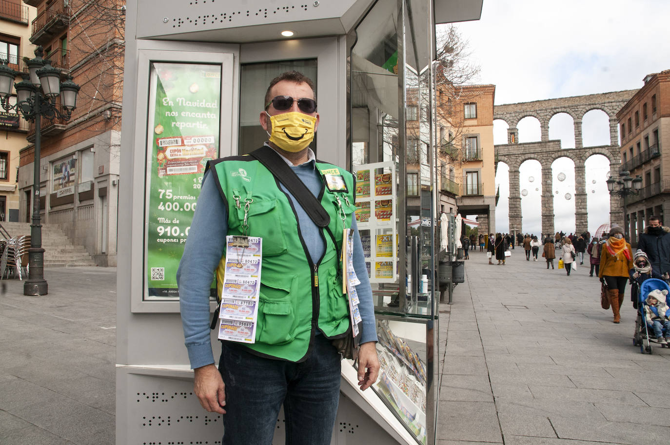 Carlos González, trabajador de la ONCE, en el quiosco de la avenida del Acueducto.