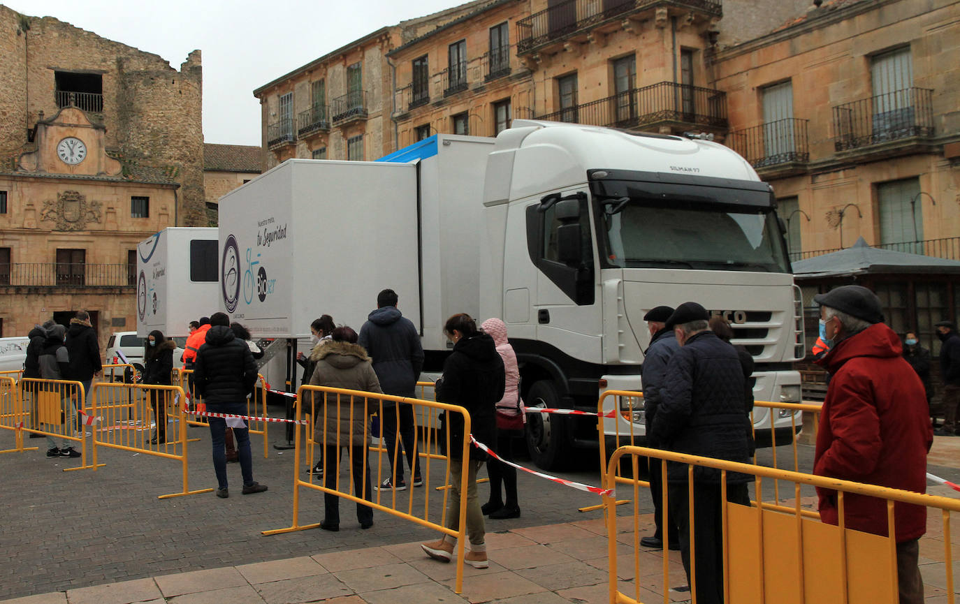 Colas en la plaza de España para realizar los test.