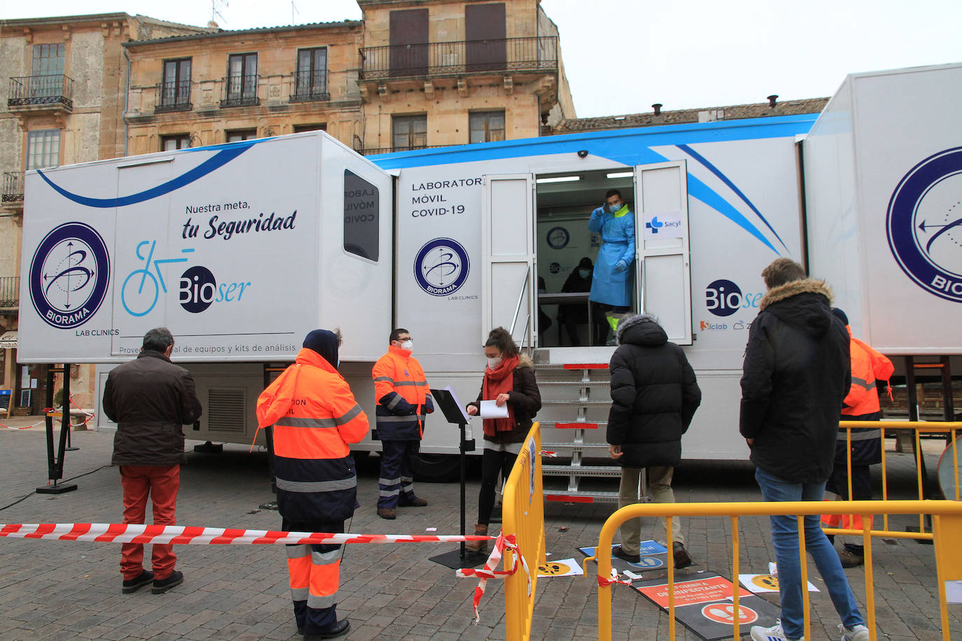 Colas en la plaza de España para realizar los test.