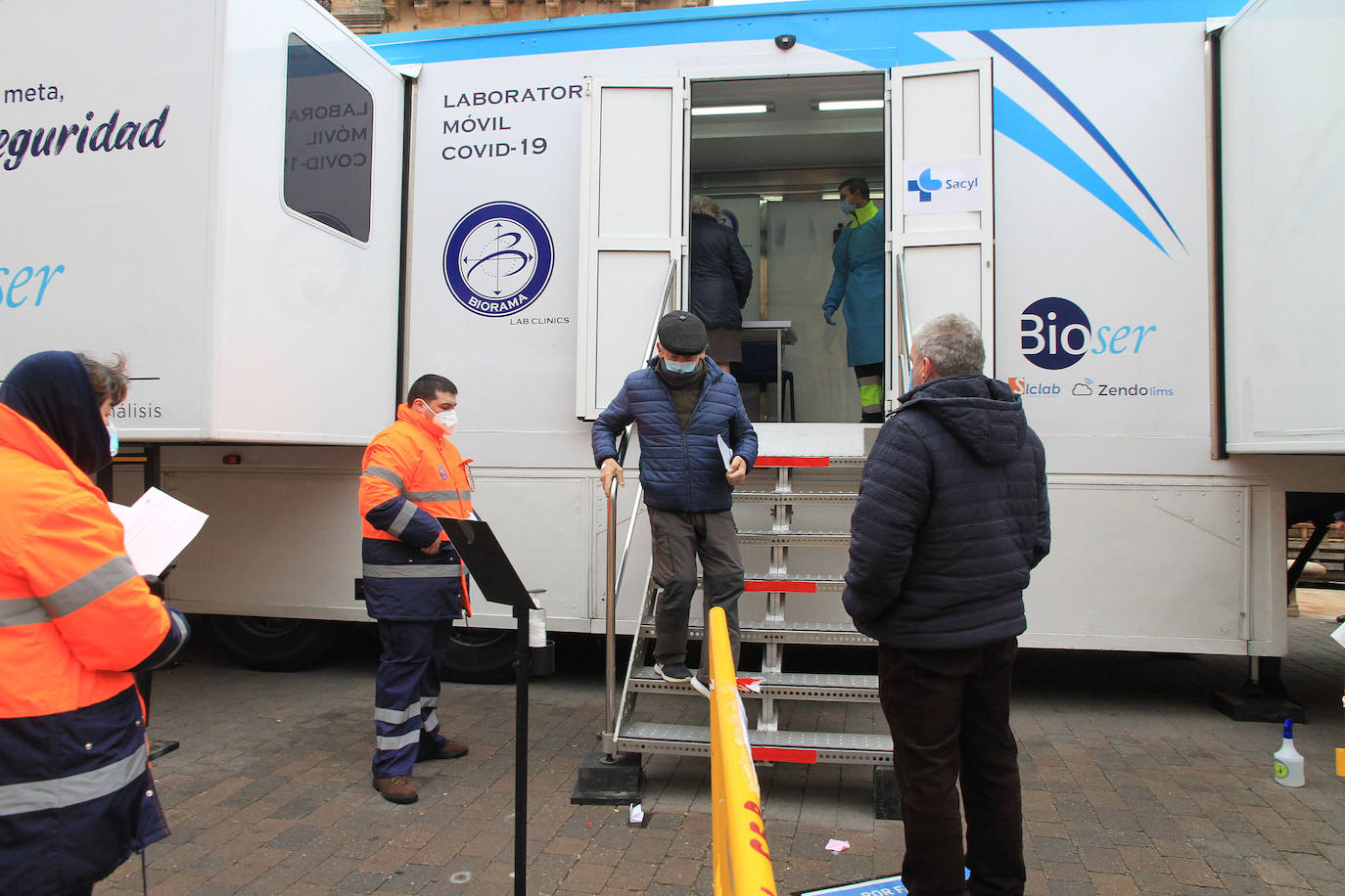 Colas en la plaza de España para realizar los test.