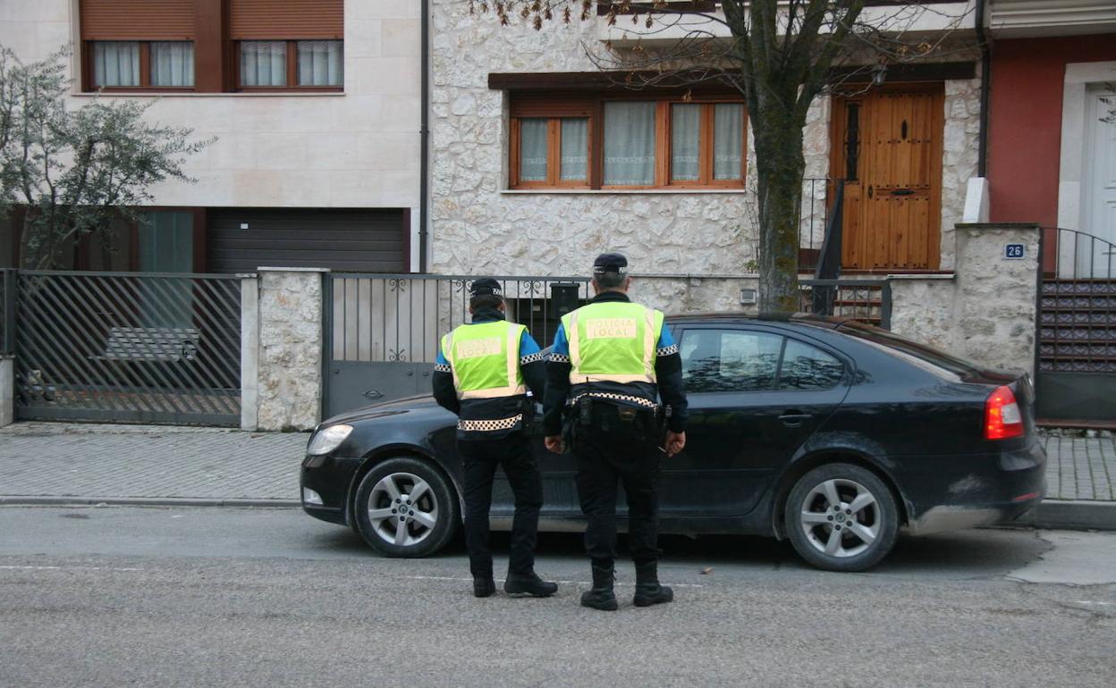 Agentes de la Policía Local de Cuéllar, en la provincia de Segovia. 