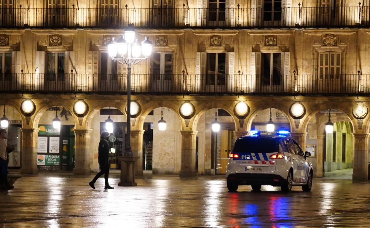 Vehículo policial en la Plaza Mayor.