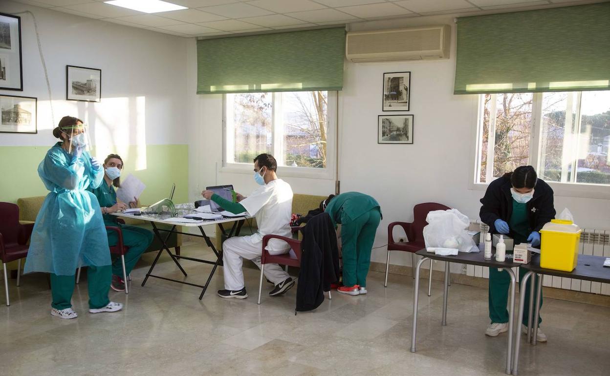 Preparativos para la vacunación contra la covid en la residencia Virgen del Villar, de Laguna de Duero.