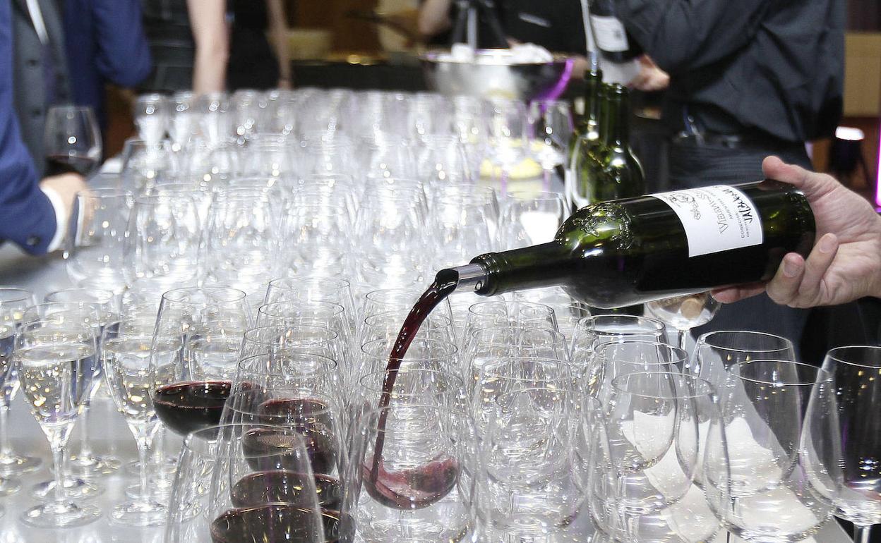 Degustación de vinos de las bodegas Vega Sicilia, una de las empresas que exportan al Reino Unido.