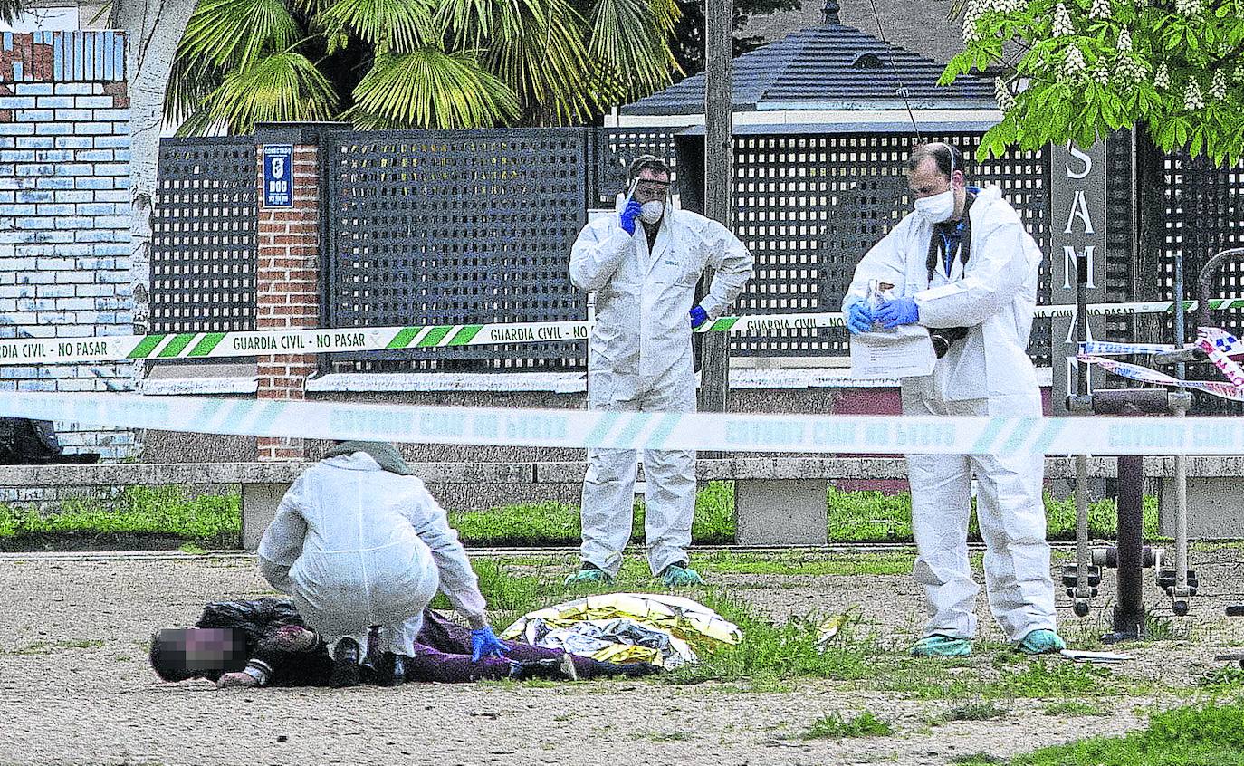 Agentes de la Guardia Civil toman muestras junto al cuerpo del joven muerto a golpes en Laguna de Duero. 