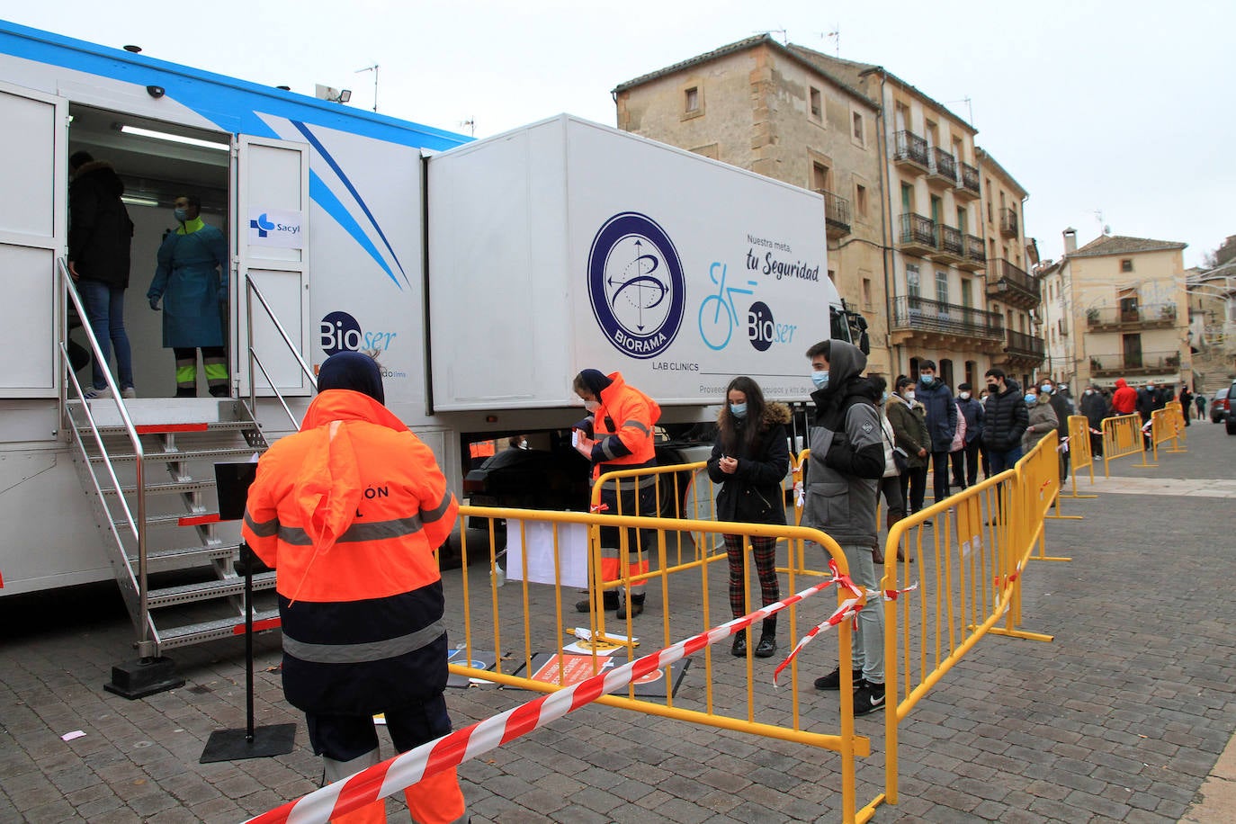 Cola en la plaza de España de Sepúlveda para hacer las pruebas de antígenos.