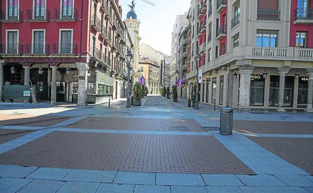 Imagen principal - Calles vacías por el confinamiento, homenaje a los sanitarios desde los balcones y los militares de la UME desinfectando las principales zonas de las ciudades. 