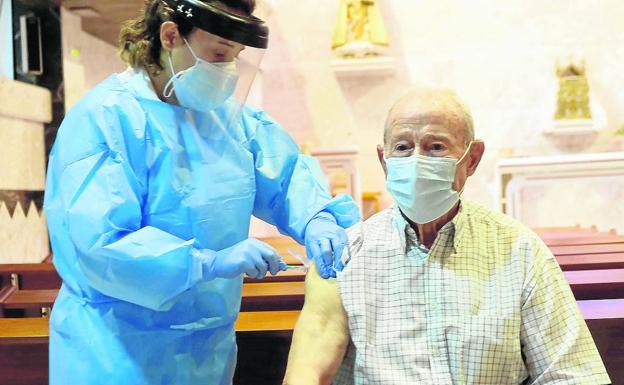 Aúreo López, de 88 años, fue el primer vacunado en Castilla y León en Cevico de la Torre (Palencia). 