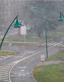 Imagen secundaria 2 - Nieve en Soria capital. Abajo a la izquierda la localidad de Candelario, en la Sierra de Béjar (Salamanca) y a la derecha, León, donde cayeron algunos copos. 