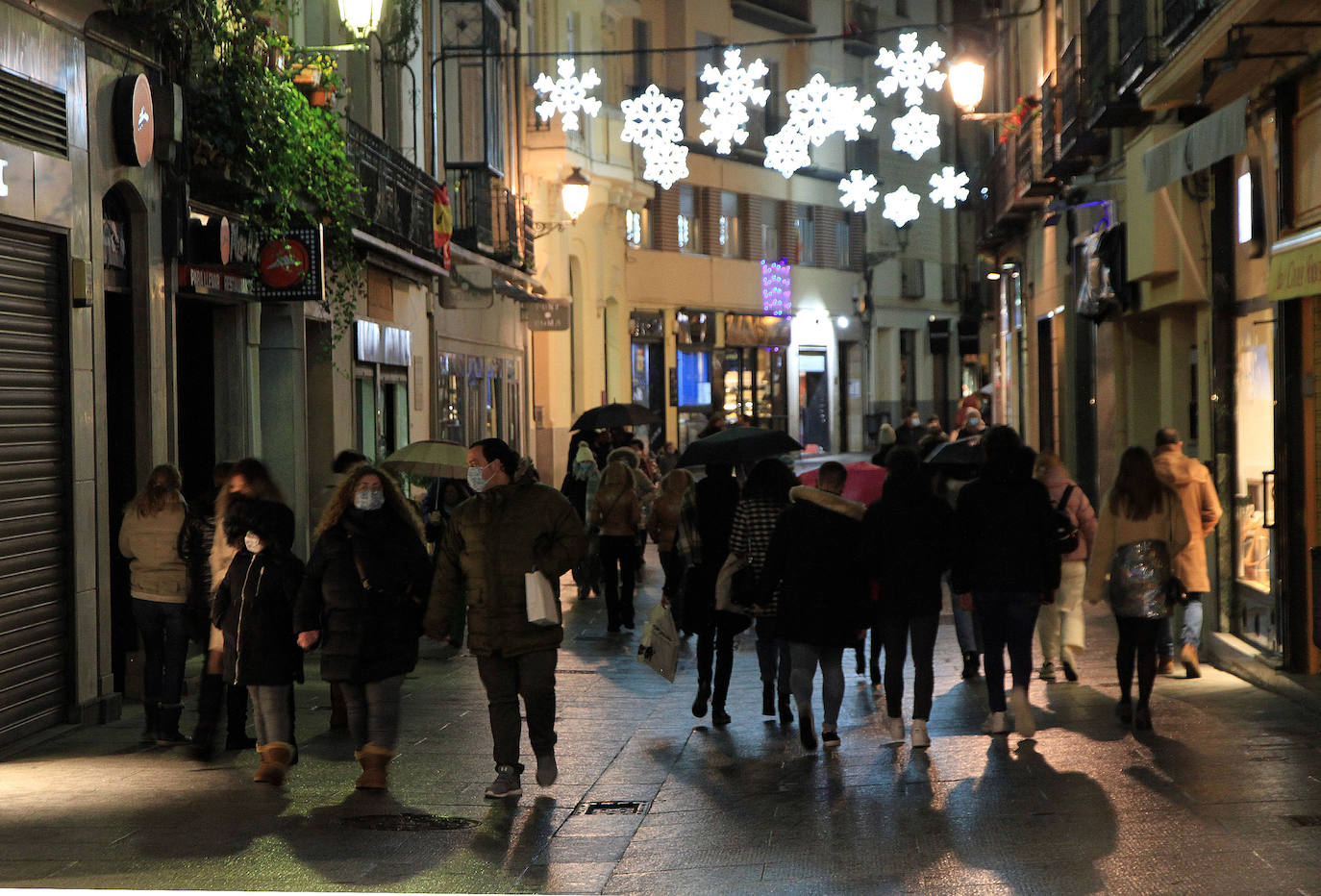 Tránsito de personas por la Calle Real de Segovia este 31 de diciembre.